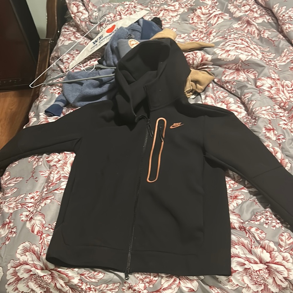 Nike Sportswear Tech Fleece
Women’s  Full-Zip Winterized Hoodie